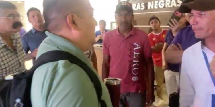 Trabajadores de SIMAS confrontaron al asesor municipal Gilberto Múzquiz tras negar ofrecimientos y despidos.