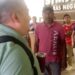 Trabajadores de SIMAS confrontaron al asesor municipal Gilberto Múzquiz tras negar ofrecimientos y despidos.