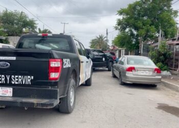 Autoridades acudieron al domicilio donde fue localizado el joven sin vida.