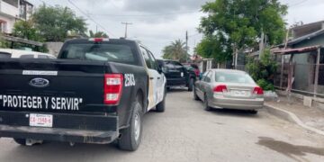 Autoridades acudieron al domicilio donde fue localizado el joven sin vida.