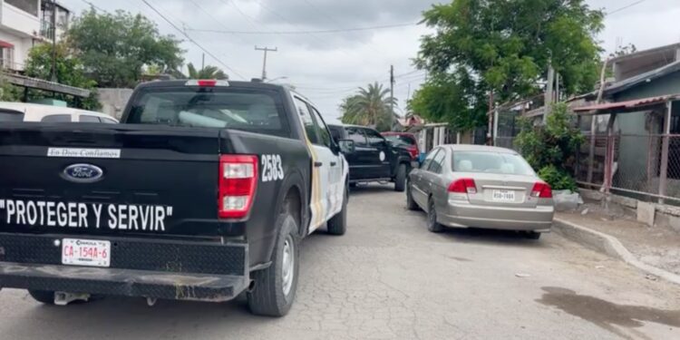 Autoridades acudieron al domicilio donde fue localizado el joven sin vida.