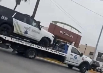 Trasladan patrulla nueva en grúa.