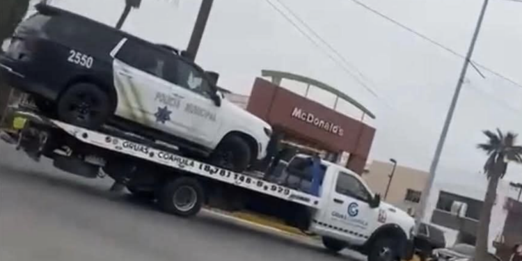 Trasladan patrulla nueva en grúa.