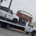 Trasladan patrulla nueva en grúa.
