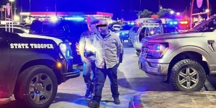 Fuerte movilización de autoridades se registró en el estacionamiento del HEB en Eagle Pass.