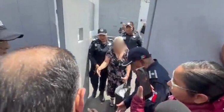 La mujer de 73 años continuará su proceso penal bajo resguardo domiciliario tras dejar el penal de Chalco.
