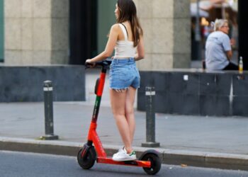 Autoridades de Eagle Pass piden a usuarios de scooters y bicicletas descender al cruzar puentes internacionales para evitar riesgos.