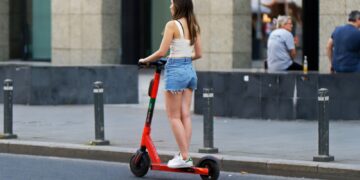 Autoridades de Eagle Pass piden a usuarios de scooters y bicicletas descender al cruzar puentes internacionales para evitar riesgos.