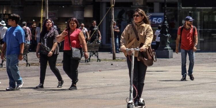 El Municipio reconoce que no hay reglas claras para scooters, mientras en Eagle Pass ya se aplican restricciones tras un incidente.