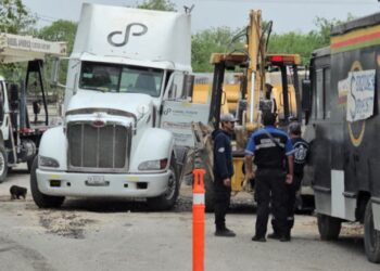 La unidad volcó su plataforma durante maniobras en una obra.