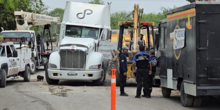 La unidad volcó su plataforma durante maniobras en una obra.