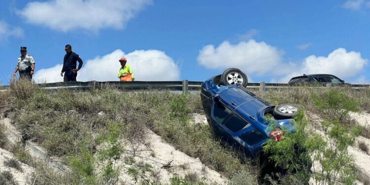 Camioneta terminó volcada tras salir del camino en el puente de Río Escondido.