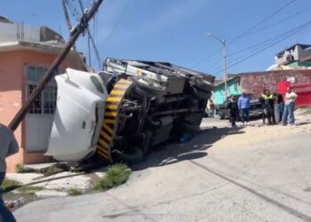 El camión de reparto atravesó un terreno baldío antes de volcarse sobre un automóvil estacionado en la colonia La Madrid, en Saltillo.