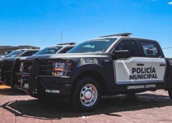 La presidenta Claudia Sheinbaum cuestionó el uso de insignias de la Policía de Nueva York en unidades municipales de Chihuahua; autoridades locales argumentan que deriva de un convenio de capacitación