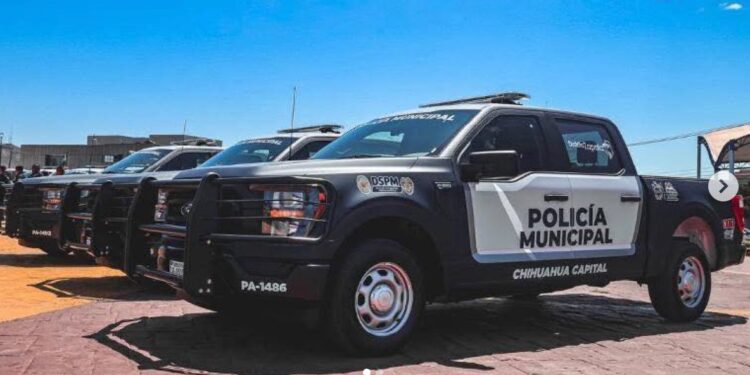 La presidenta Claudia Sheinbaum cuestionó el uso de insignias de la Policía de Nueva York en unidades municipales de Chihuahua; autoridades locales argumentan que deriva de un convenio de capacitación