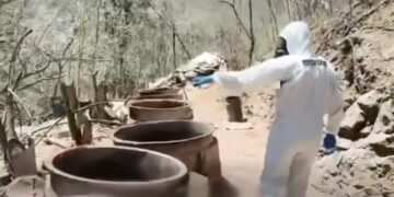 Autoridades federales aseguraron droga sintética, químicos y equipo utilizado en laboratorios clandestinos de Sinaloa.