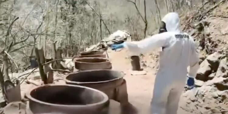 Autoridades federales aseguraron droga sintética, químicos y equipo utilizado en laboratorios clandestinos de Sinaloa.