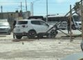 La camioneta terminó dentro de un terreno en la colonia Año 2000 tras derribar un poste y chocar contra puestos de comerciantes.