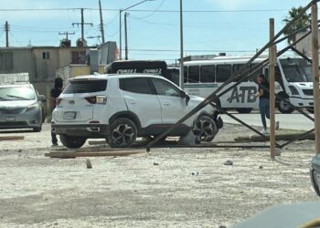La camioneta terminó dentro de un terreno en la colonia Año 2000 tras derribar un poste y chocar contra puestos de comerciantes.