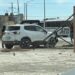 La camioneta terminó dentro de un terreno en la colonia Año 2000 tras derribar un poste y chocar contra puestos de comerciantes.