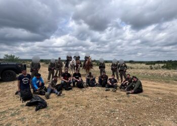 Autoridades de Texas reforzaron los operativos en la frontera tras la detención de ciudadanos chinos y el aseguramiento de migrantes ocultos en un vehículo.