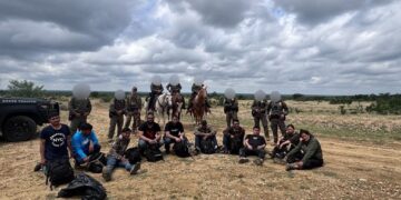 Autoridades de Texas reforzaron los operativos en la frontera tras la detención de ciudadanos chinos y el aseguramiento de migrantes ocultos en un vehículo.
