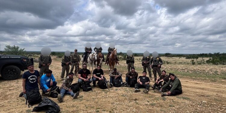 Autoridades de Texas reforzaron los operativos en la frontera tras la detención de ciudadanos chinos y el aseguramiento de migrantes ocultos en un vehículo.