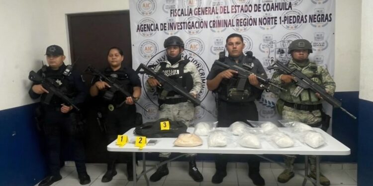 La droga asegurada fue localizada en paquetes de aproximadamente un kilogramo durante un cateo en un inmueble de Piedras Negras.