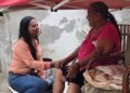 Gabriela López platica con habitantes de distintos sectores de la ciudad para conocer sus demandas y necesidades.
