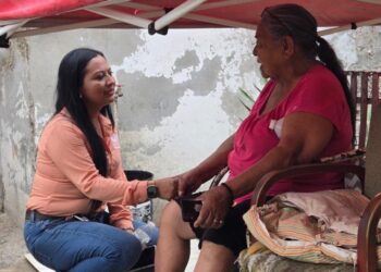 Gabriela López platica con habitantes de distintos sectores de la ciudad para conocer sus demandas y necesidades.