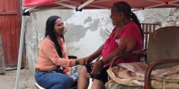 Gabriela López platica con habitantes de distintos sectores de la ciudad para conocer sus demandas y necesidades.