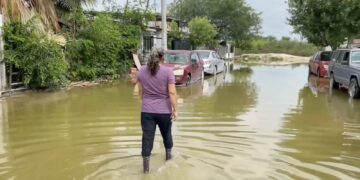 Habitantes de Lázaro Cárdenas denunciaron afectaciones por aguas negras, malos olores y plagas de moscos.