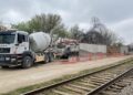 El concreto para la barda es surtido por ARCCO, concretera recién instalada por la familia del edil.