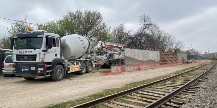 El concreto para la barda es surtido por ARCCO, concretera recién instalada por la familia del edil.