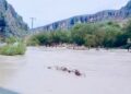 Las lluvias registradas en la Sierra del Mimbre provocaron una fuerte creciente del arroyo El Mimbre sobre la carretera estatal 20, entre Cuatro Ciénegas y Ocampo.