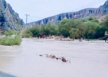 Las lluvias registradas en la Sierra del Mimbre provocaron una fuerte creciente del arroyo El Mimbre sobre la carretera estatal 20, entre Cuatro Ciénegas y Ocampo.