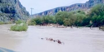 Las lluvias registradas en la Sierra del Mimbre provocaron una fuerte creciente del arroyo El Mimbre sobre la carretera estatal 20, entre Cuatro Ciénegas y Ocampo.