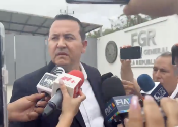 Dámaso Castro Saavedra fuera de instalaciones de la FGR.