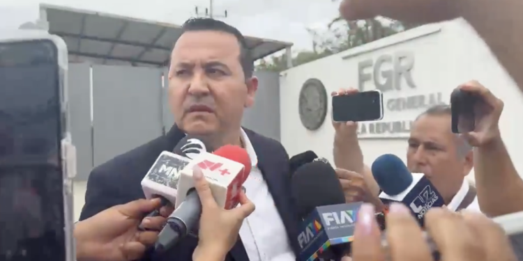 Dámaso Castro Saavedra fuera de instalaciones de la FGR.
