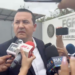 Dámaso Castro Saavedra fuera de instalaciones de la FGR.
