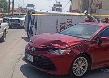 Vuelca ambulancia del ISSSTE tras chocar con taxi en cruce de Carranza y Alejo González. 