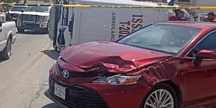 Vuelca ambulancia del ISSSTE tras chocar con taxi en cruce de Carranza y Alejo González. 