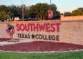 Muere estudiante y otro resulta herido tras accidente en colegio de Uvalde.