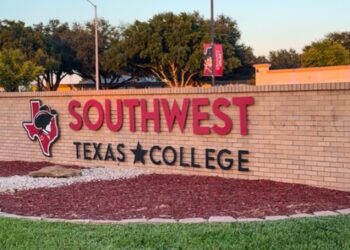 Muere estudiante y otro resulta herido tras accidente en colegio de Uvalde.