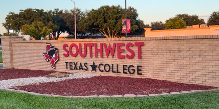 Muere estudiante y otro resulta herido tras accidente en colegio de Uvalde.