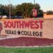 Muere estudiante y otro resulta herido tras accidente en colegio de Uvalde.