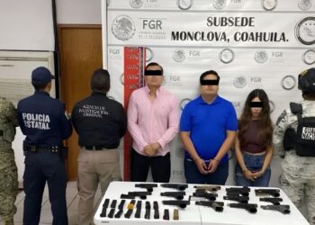 Autoridades federales y estatales aseguraron 22 armas cortas y detuvieron a tres personas durante un operativo sobre la carretera federal 57, en Coahuila.