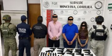 Autoridades federales y estatales aseguraron 22 armas cortas y detuvieron a tres personas durante un operativo sobre la carretera federal 57, en Coahuila.