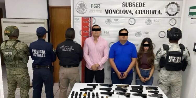 Autoridades federales y estatales aseguraron 22 armas cortas y detuvieron a tres personas durante un operativo sobre la carretera federal 57, en Coahuila.