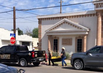 Autoridades del Condado de Maverick recuperaron cajas con documentos oficiales durante un operativo en Eagle Pass, Texas.